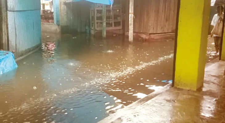 বেহাল নিকাশি, অল্প বৃষ্টিতেই জল জমে শিলবাড়ি হাটে