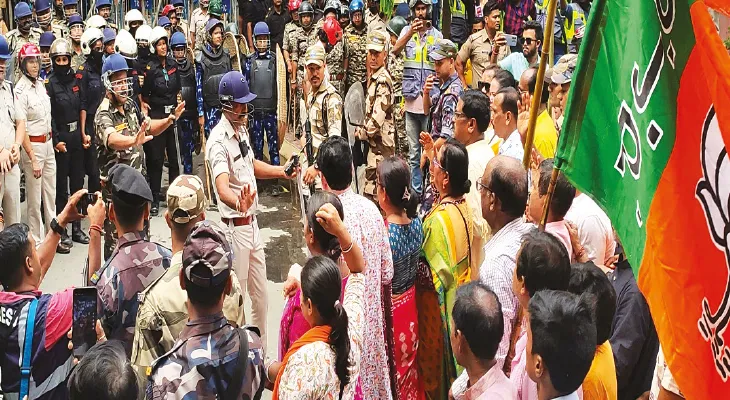 কোচবিহারে জেলাশাসকের দপ্তরে অভিযান বিজেপির