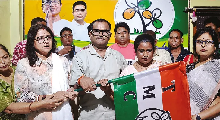 বিজেপির মিছিলে পা মিলিয়ে এসে তৃণমূলে যোগ দিলেন মণ্ডল সভানেত্রী