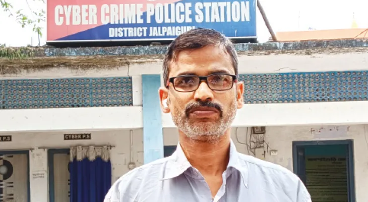 ২৫ টাকার কানের দুল কিনতে গিয়ে খোয়াতে হল লক্ষ টাকা!