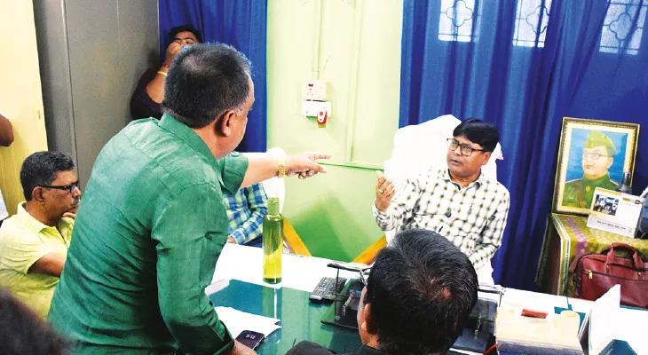ডিপিএসসি চেয়ারম্যানকে টেবিল চাপড়ে হুমকি, ফের বিতর্কে রঞ্জন