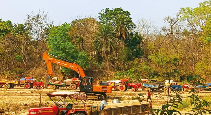 দিবানিদ্রায় ভূমিদপ্তর,  দেদার বালি লুট কাঁটাবেড়া ঘাটে