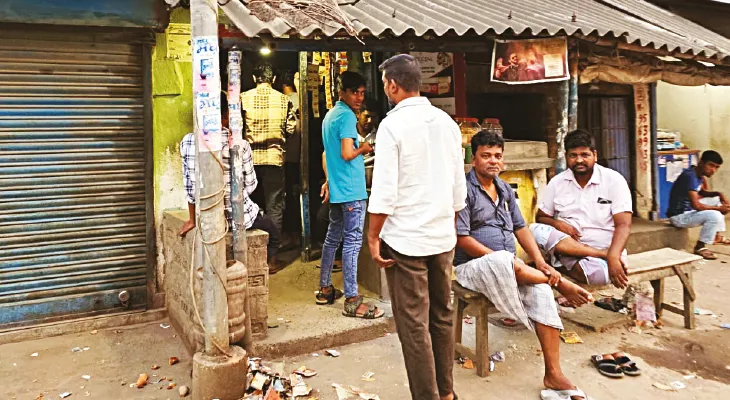 দুষ্কৃতীদের তাণ্ডবে ভেঙে যাওয়া ফুলের দোকান আবার চালু করতে চান দুই বন্ধু