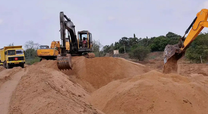 Allegations of illegal sand extraction from Damodar river in Amta