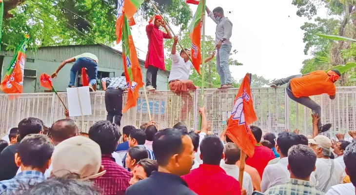 জলপাইগুড়িতে এসপি অফিসে বিক্ষোভ, ব্যারিকেডই টপকাতে পারল না বিজেপি