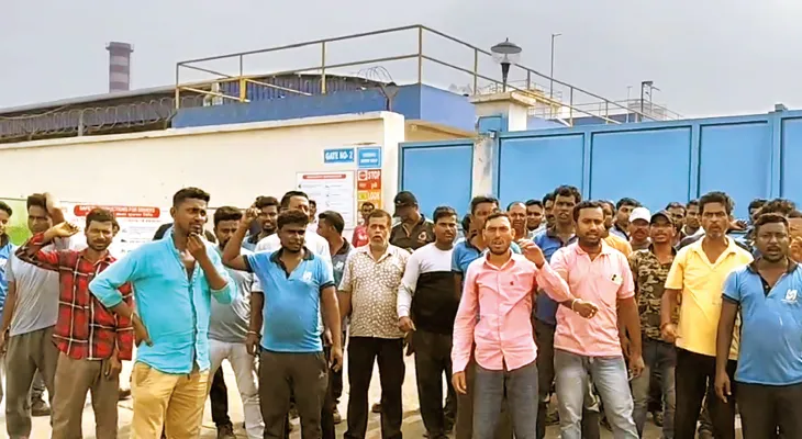 বেতন বৃদ্ধির দাবিতে পানাগড়ের কারখানায় কর্মীদের বিক্ষোভ