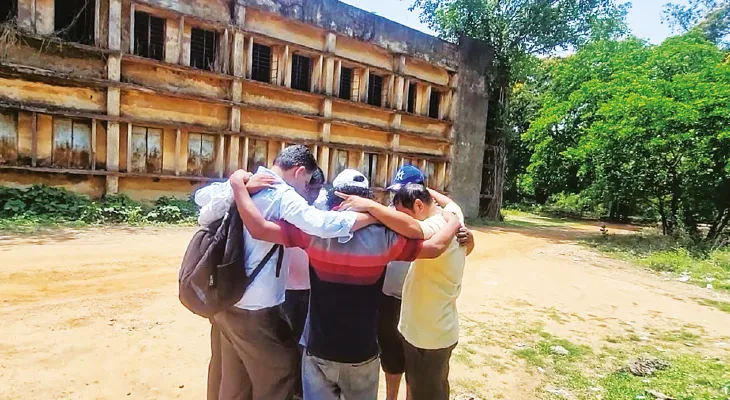 জঙ্গিদের গুলিতে হত কলকাতার বিতানের শৈশব কেটেছে দুর্গাপুরে, শোকাচ্ছন্ন পাড়া