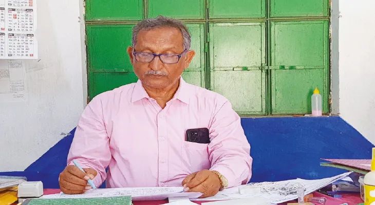 চাকরি থেকে অবসর নিলেও স্কুলে আসেন আউশগ্রামের অশিক্ষককর্মী