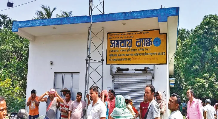 অপসারিত ম্যানেজারের ঝুলন্ত দেহ সমবায় ব্যাঙ্কের শৌচালয়ে