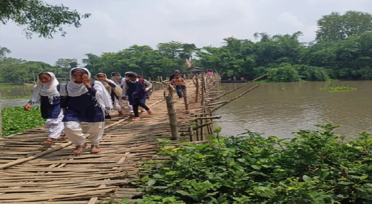 দীর্ঘদিনের দাবি সত্ত্বেও সেতু হয়নি, লোকরিগোলা ঘাটে বাঁশের মাচা দিয়ে ঝুঁকির যাতায়াত স্থানীয়দের