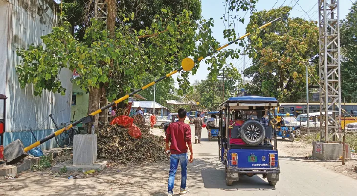 শহরে নিয়ম ভেঙে পণ্য নিয়ে ছুটছে টোটো, দুর্ঘটনার আশঙ্কা