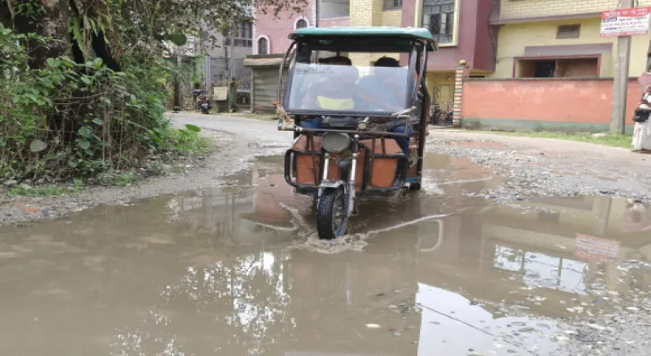 সামান্য বৃষ্টিতে পুকুরের চেহারা নিয়েছে রাস্তা, ক্ষোভ এলাকাবাসীর