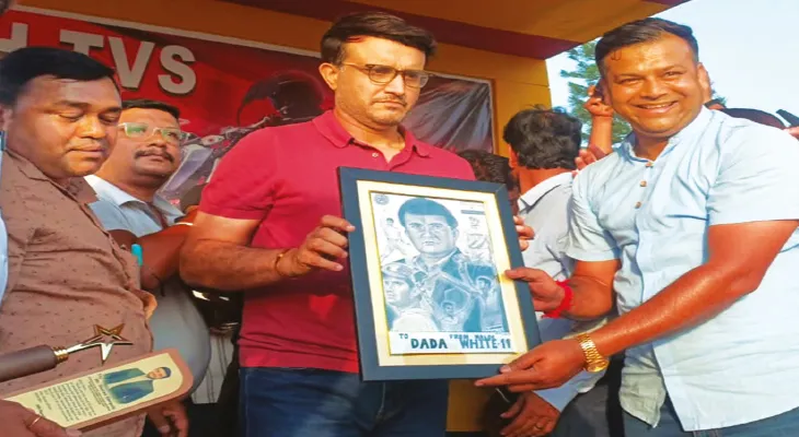 হোয়াইট ইলেভেনের ক্রিকেটে পুরস্কার দিলেন সৌরভ