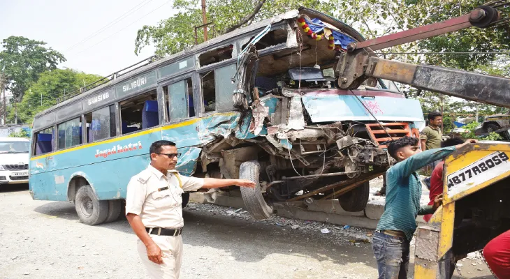 সেভকের দশ মাইলে মুখোমুখি সংঘর্ষ ট্রাক-বাসের, জখম ১০