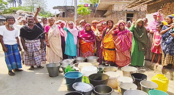 পিএইচই’র জল সরবরাহ নেই, পথে নেমে প্রতিবাদ মহিলাদের