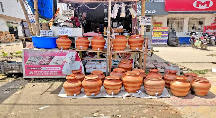 গরমে চাহিদা বাড়ছে মাটির তৈরি কলসি ও বোতলের