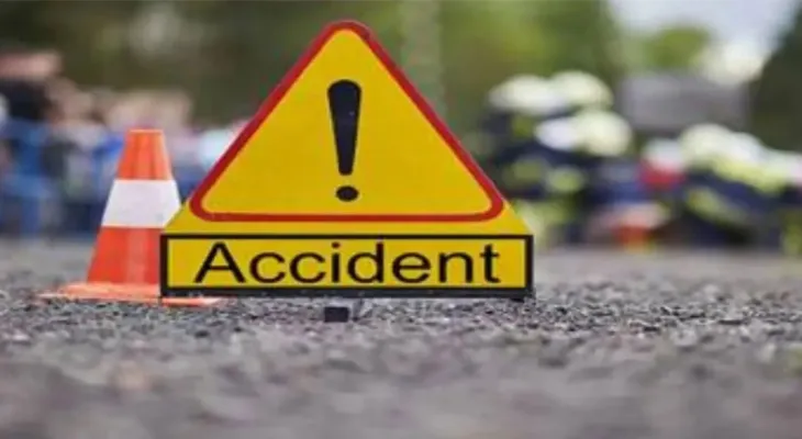 রেললাইনে চারচাকা বিকল, মালগাড়ির  ধাক্কায় চুরমার, রক্ষা পেলেন আরোহীরা
