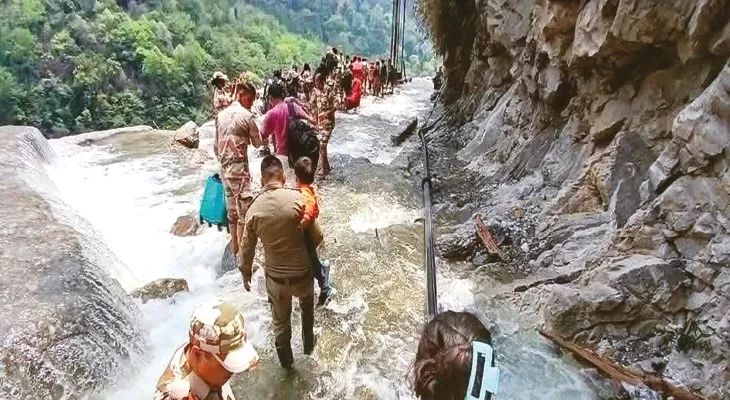 বন্ধ রাস্তা, লাচেন ও লাচুং প্রায় বিচ্ছিন্ন বৃষ্টি ও ধসে বিপর্যস্ত উত্তর সিকিম আটকে ১৮০০ পর্যটক, উদ্ধারের চেষ্টা