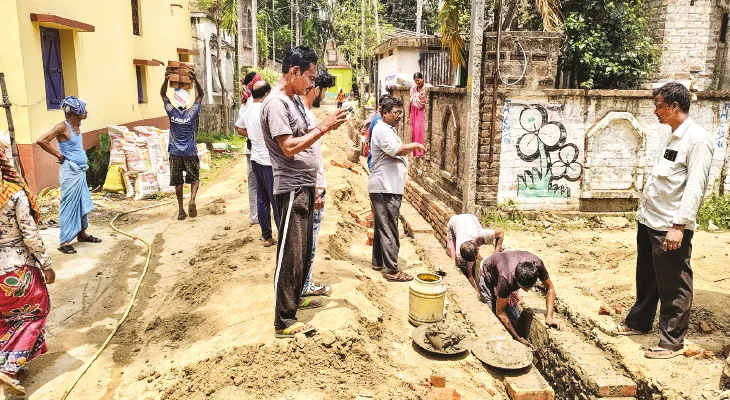 বাসিন্দাদের দাবি মেনে ৫ নম্বর ওয়ার্ডে চলছে  নিকাশি নালা তৈরির কাজ, বর্ষায় মিলবে স্বস্তি