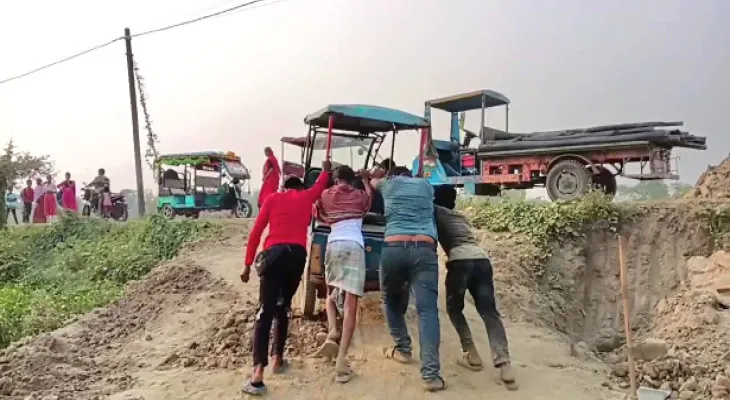 নতুন কালভার্ট তৈরির জন্য ঘুরপথে গিয়ে উজানতরে উল্টে যাচ্ছে টোটো, ভুটভুটি