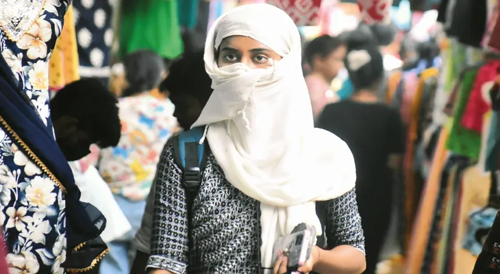 ভ্যাপসা গরমে নাজেহাল অবস্থা, বেহাল  জনজীবন, বেলা বাড়তেই রাস্তাঘাট ফাঁকা