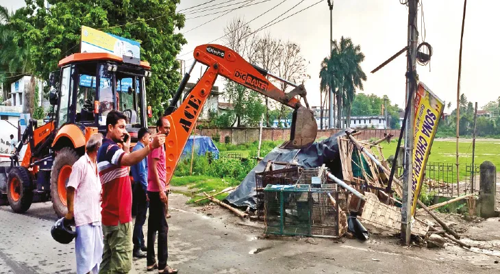 রাসমেলা মাঠের চারপাশে অস্থায়ী দোকান হটিয়ে দিল জেলা প্রশাসন