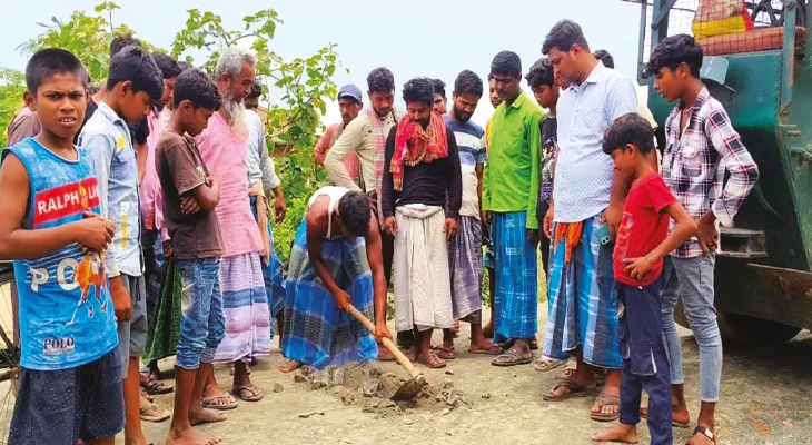 মান খারাপ, রাস্তার কাজ বন্ধ করে দিল গ্রামবাসীরা