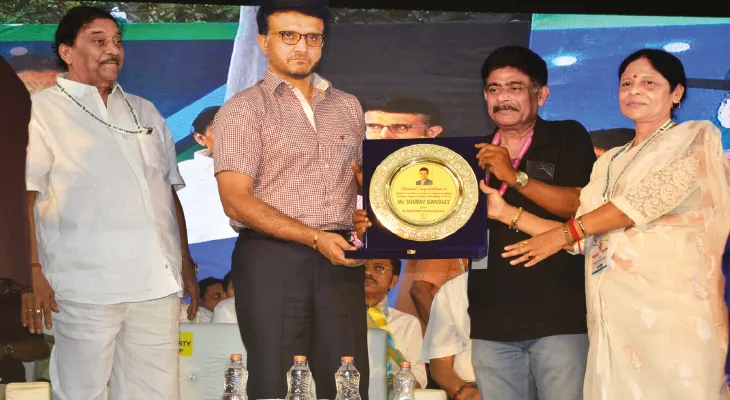 বাঁকুড়ায় এমপি কাপের সূচনা সৌরভের, বিষ্ণুপুরে দেখা করলেন অন্ধ ভক্তের সঙ্গে