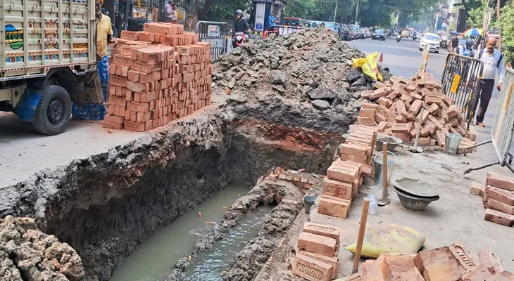 ক্যামাক স্ট্রিটে রাস্তায় ধস, চলছে মেরামতির কাজ