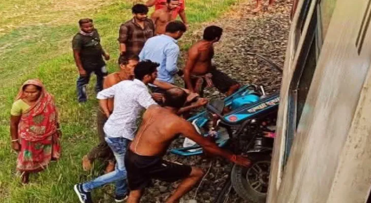 ফেলে পালাল চালক, রেল লাইনে ট্রেনের ধাক্কায় দুমড়ে গেল টোটো