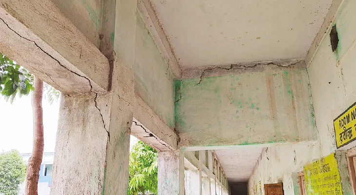 স্কুল ভবনে একাধিক ফাটল, বিপজ্জনক অবস্থাতেই ক্লাস করছে ২৮০০ পড়ুয়া