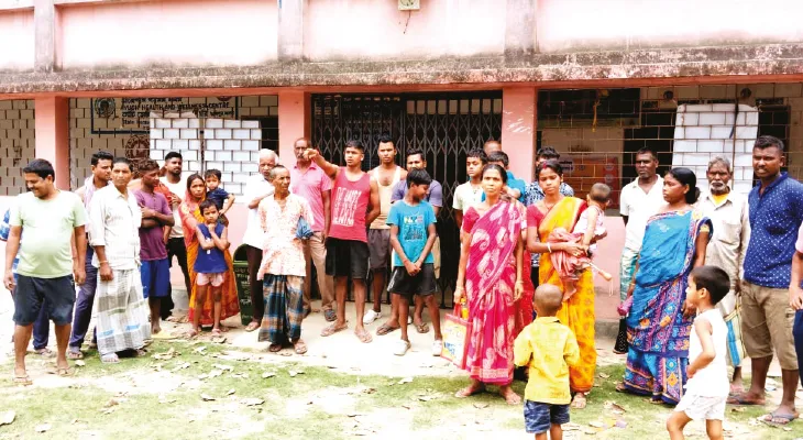 ডাক্তার নেই,ঋষিপুর স্বাস্থ্যকেন্দ্রের দায়িত্বে ফার্মাসিস্ট-নার্স, ক্ষোভ