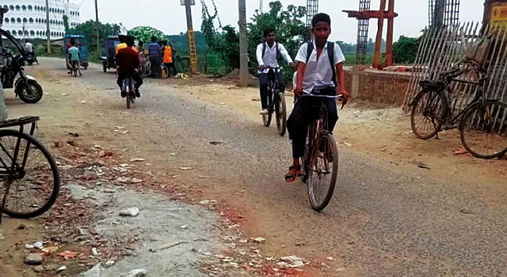 মাটি বোঝাই ট্রাক্টরে বেহাল রাস্তা, অভিযোগ কানে তোলে না প্রশাসন