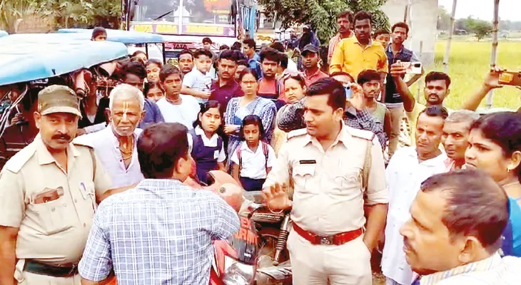 তিন বছর ধরে রাস্তা খারাপ, বড়ঞায় অবরোধ বাসিন্দাদের