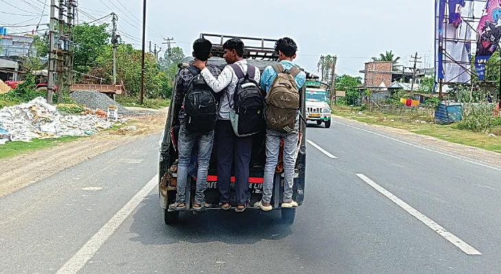 অটোয় বাদুড়ঝোলা যাত্রীরা, দুর্ঘটনার আশঙ্কা গাজোলে