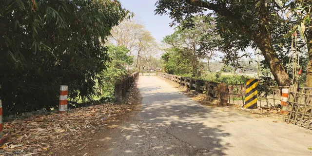 প্রেমেরডাঙায় সাড়ে ৩ কিমি বেহাল রাস্তা, ভেরভেরি নদীতে দুর্বল সেতু