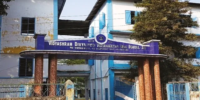 স্কুল থেকে ঢিল ছোড়া দূরত্বে মদের অবৈধ কারবার