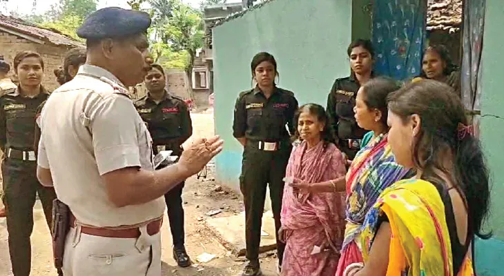 সামশেরগঞ্জে এলাকায় গিয়ে বাসিন্দাদের নিজের নম্বর দিলেন নতুন পুলিস সুপার