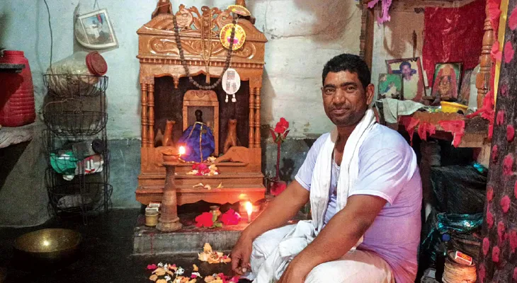 সাড়ে চারশো বছরের সম্প্রীতির লালনক্ষেত্র কান্দরা , মুসলিম ঘরে অধিষ্ঠিত জগন্নাথ রূপে ধর্মরাজ পুরোহিত শাহ আলম, নামাজও পড়েন নিয়মিত