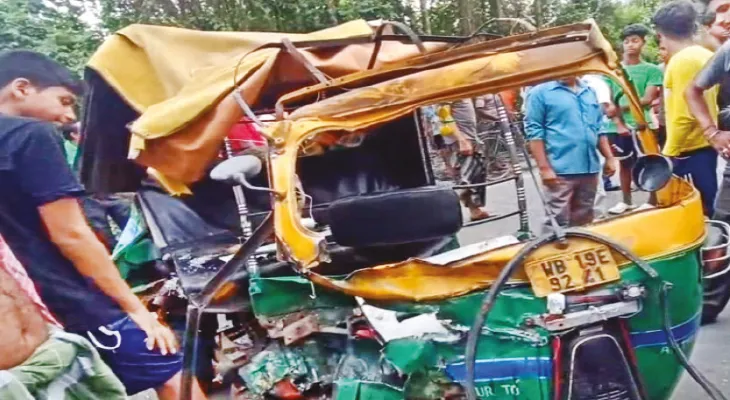 শ্মশান থেকে ফেরার পথে অটোর সঙ্গে ডাম্পারের সংঘর্ষে  মৃত ১, আহত ৪, ভাঙচুর ক্ষিপ্ত জনতার
