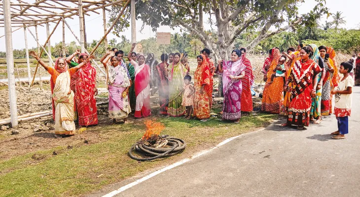খাল দখল করে বাড়ি তোলার চেষ্টা তৃণমূল নেতাদের, বিক্ষোভে মহিলারা