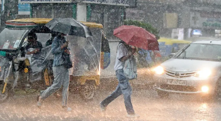 তুমুল বৃষ্টিতে কলকাতা ও শহরতলির পারদ নিম্নমুখী