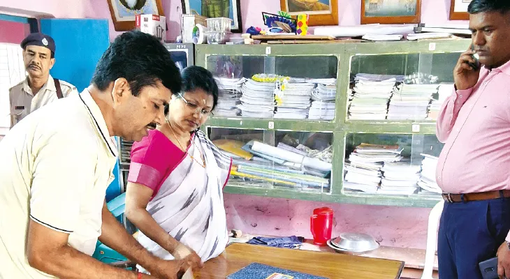 দু’টোর আগেই স্কুল ছুটি! হঠাৎ  জেলাশাসককে দেখে ভূত দর্শন