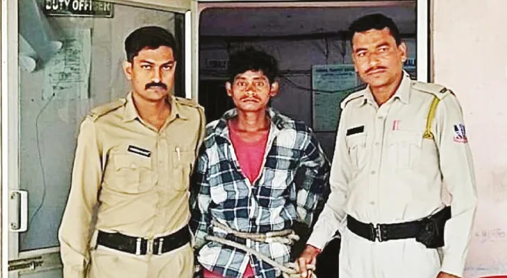 সম্পর্কে টানাপোড়েনের জেরে বাড়িতেই যুবককে কুপিয়ে খুন, থানায় আত্মসমর্পণ দম্পতির