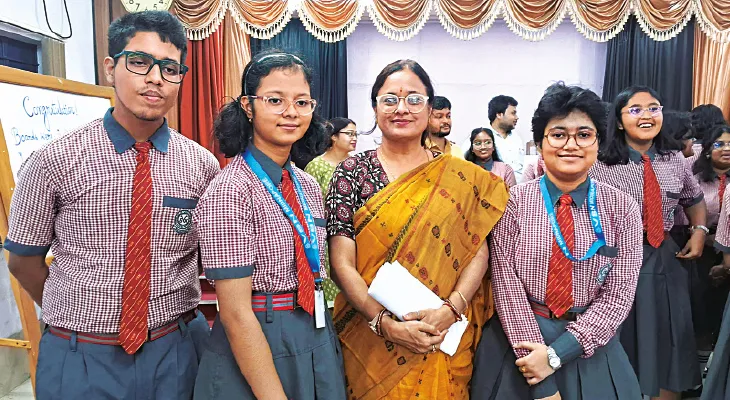সর্বভারতীয় আইসিএসই পরীক্ষায় বাজিমাৎ মেদিনীপুরের, যুগ্ম দ্বিতীয় বিদ্যাসাগর শিশু নিকেতন স্কুলের দুই ছাত্রী