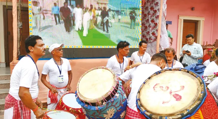 জায়ান্ট স্ক্রিনে মন্দির উদ্বোধন, প্রসাদ খেলেন অজস্র মানুষ