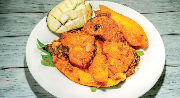 কাঁচা আমের  টক মিষ্টি নোনতা
