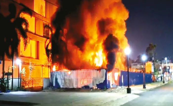 ইভি চার্জিং পয়েন্টে আগুন, আতঙ্ক