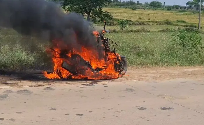 বাড়ির সামনে অসামাজিক কার্যকলাপ, প্রতিবাদ করায় গাড়িতে আগুন, ক্ষোভ