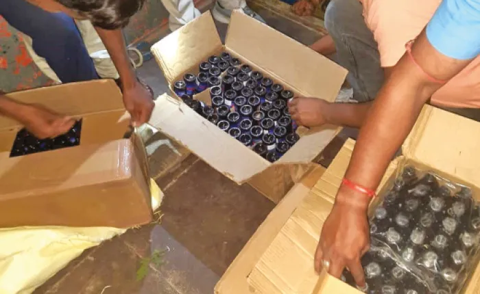 ৬৪৮ বোতল নিষিদ্ধ কাফ সিরাপ বাজেয়াপ্ত, গ্রেপ্তার গাড়িচালক
